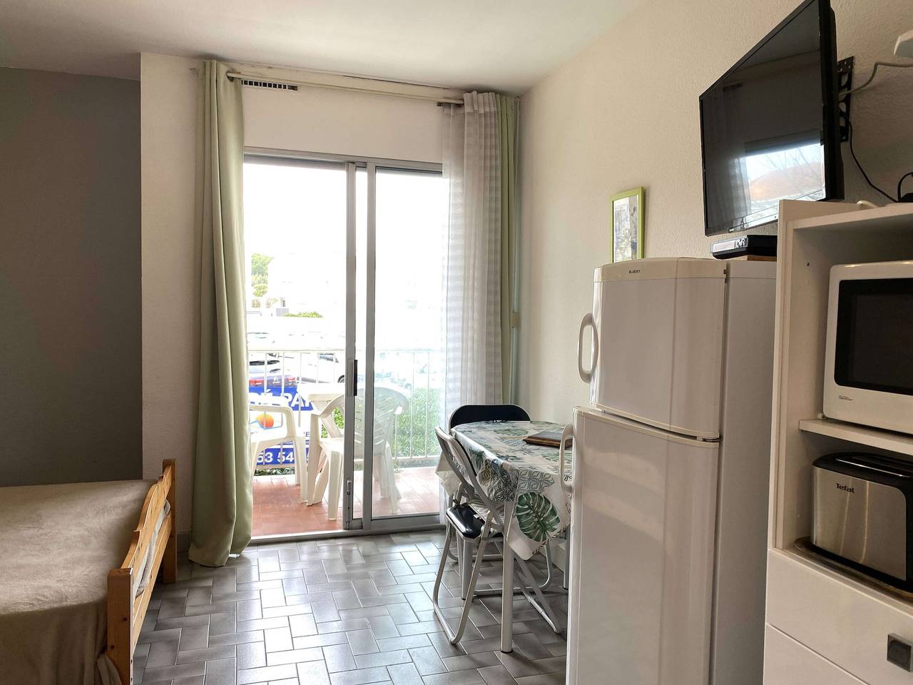 Entire studio, Cozy Studio with Balcony & Wi-Fi Near Charles de Gaulle Park in Balaruc-les-Bains, Côte d'Améthyste