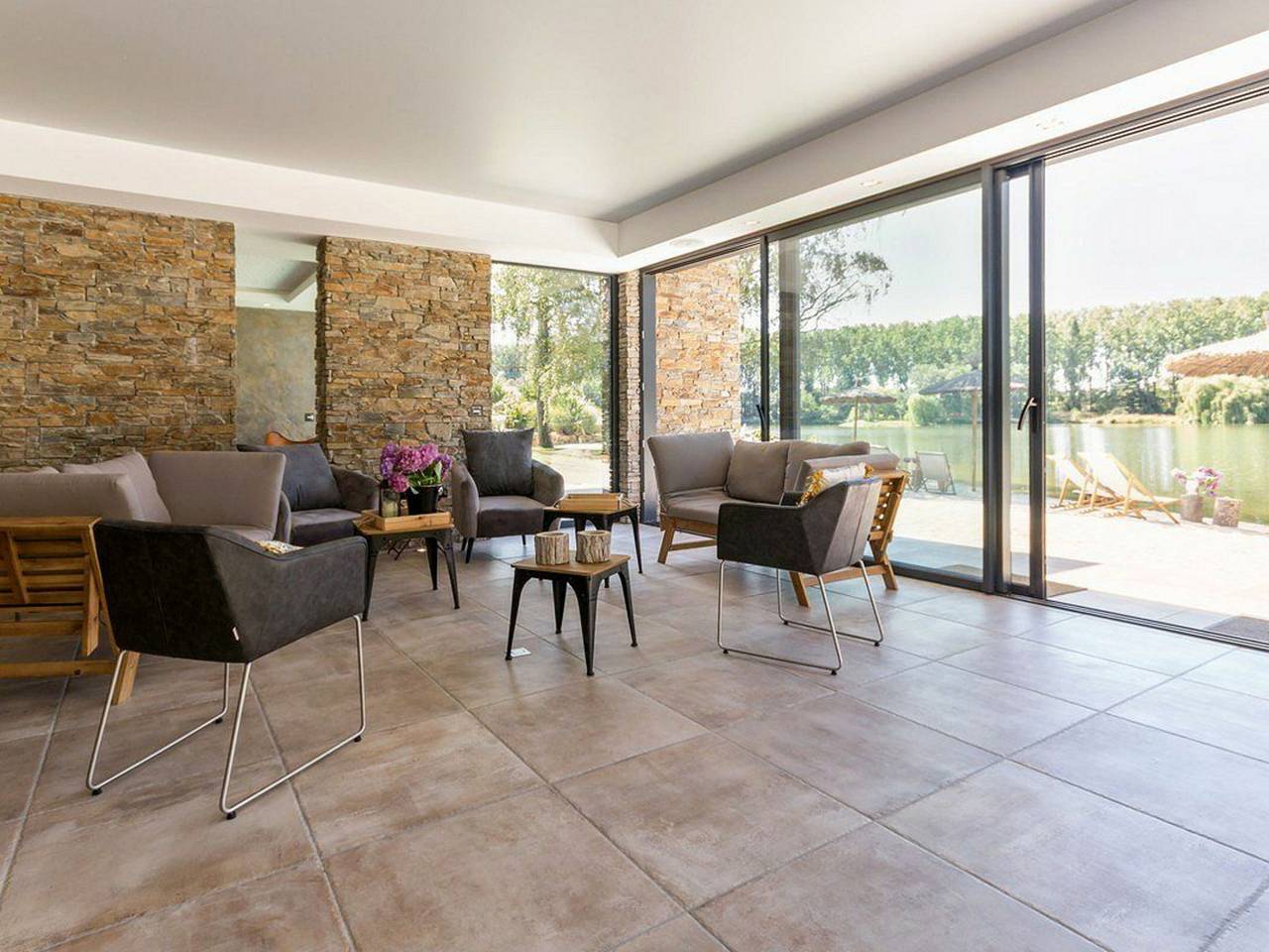 Villa Contemporaine avec Spa, Sauna, Piscine et Île Privative près de Nantes in Ligné, Vallée de la Loire