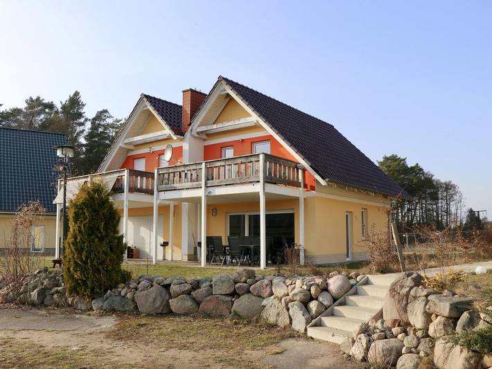 Ferienhaus für 4 Personen, mit Balkon und Terrasse sowie Garten und Seeblick in Klein Labenz
