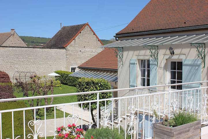 Vacation rental for 10 people, with yard in Bourgogne