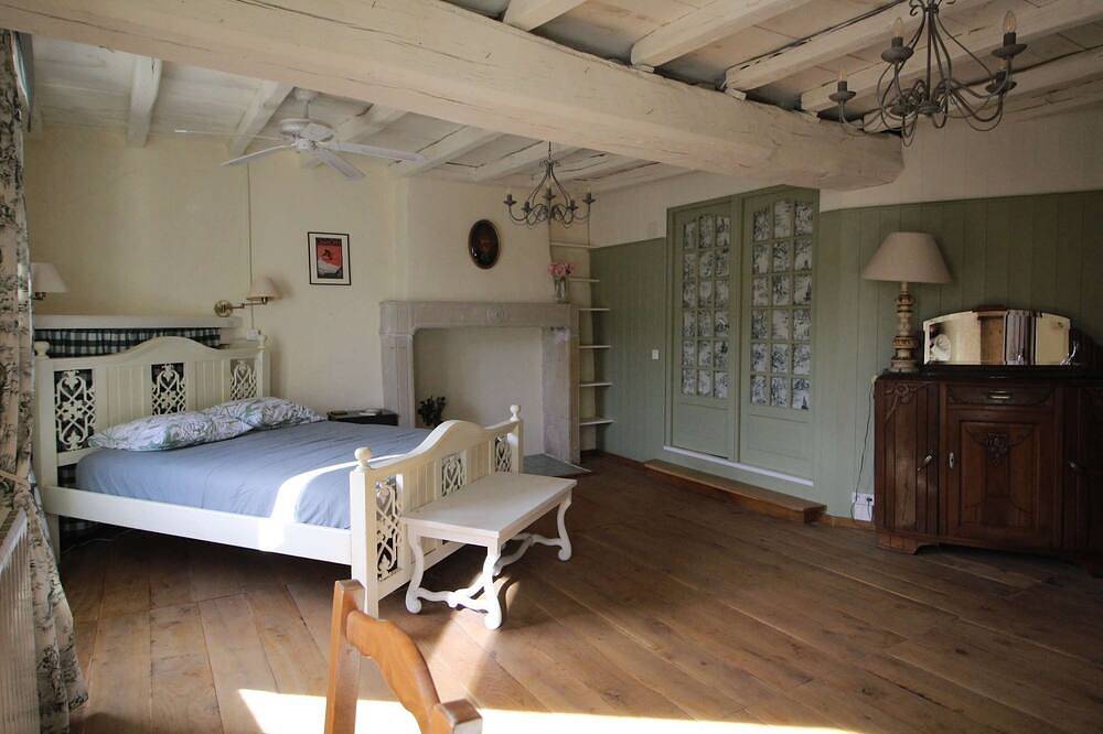 Charmante maison de Campagne avec piscine-10 pers in Theil-Rabier, Charente