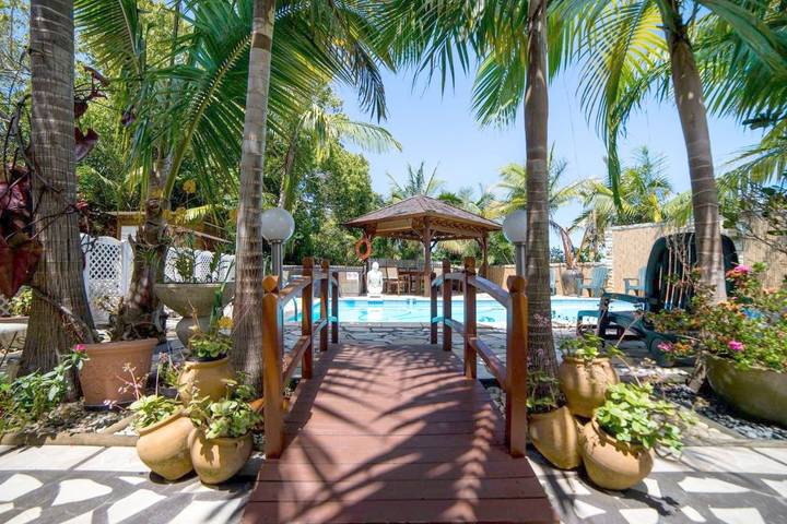 Cottage pour 2 personnes, avec piscine ainsi que jardin et balcon dans Le Quatorzieme