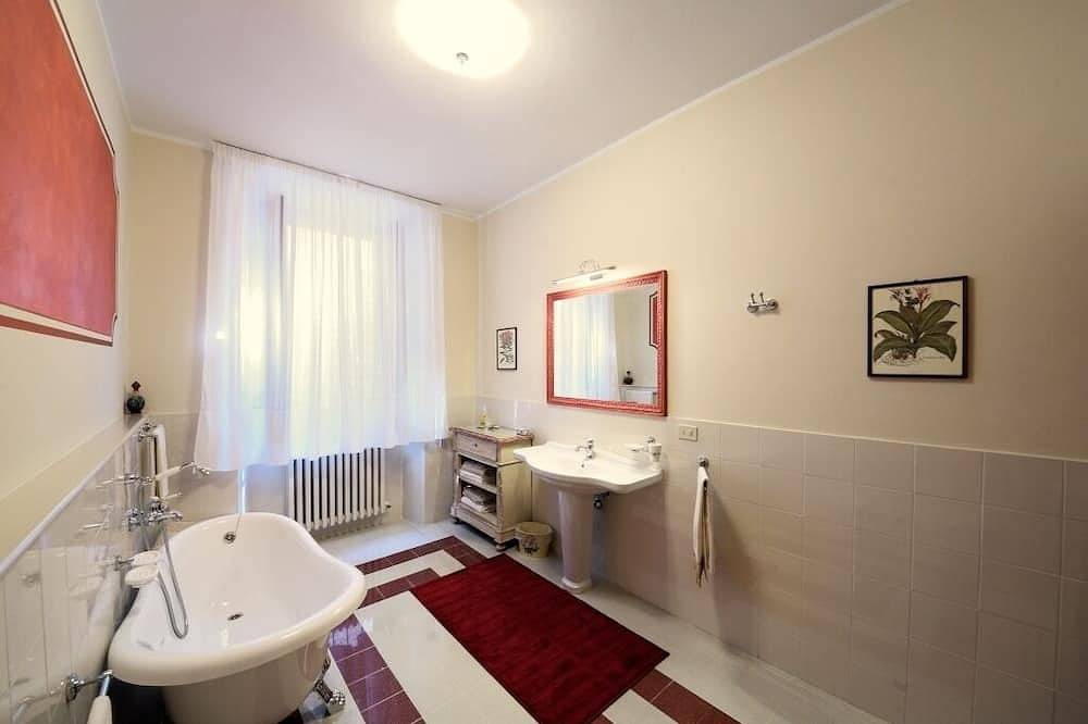 Ganze Wohnung, Wohnung in einem eleganten Gebäude 800 in der Nähe der Grotta Giusti natural spa in Monsummano Terme, Pistoia Provinz