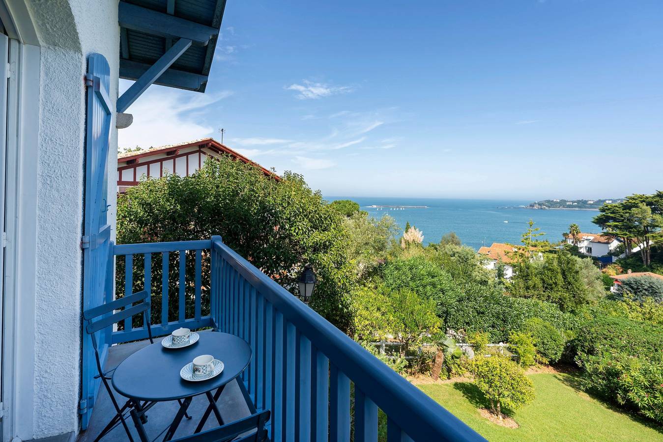 Habitación de huéspedes 'L'annexe - Chambre' con vistas al mar, balcón y Wi-Fi in Ciboure, Region de Bayona