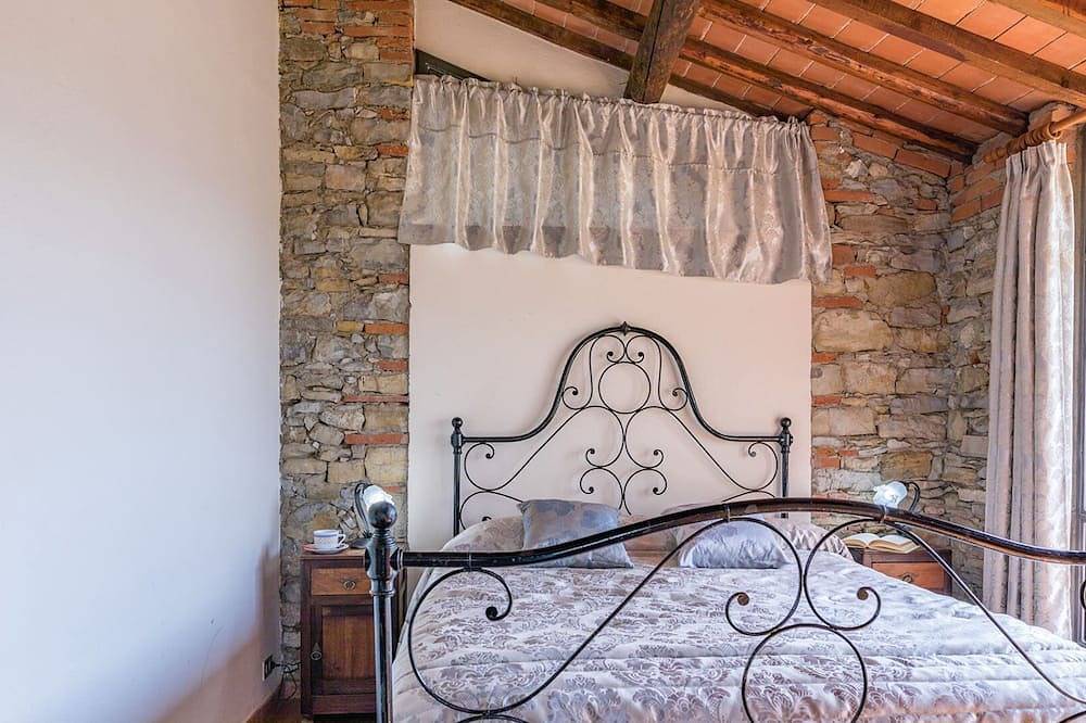 Im Erdgeschoss befinden sich zwei Schlafzimmer, ein Badezimmer mit Dusche und ein Badezimmer mit Wc. in Pieve A Presciano, Laterina Pergine Valdarno