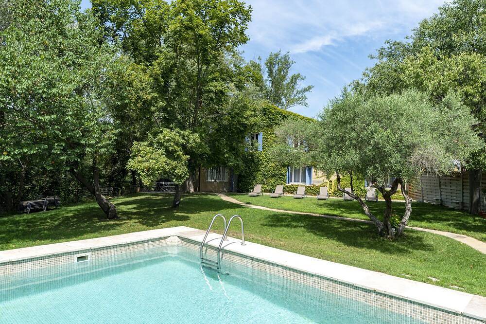 Au cœur de la Provence  avec piscine privative sécurisée 10 personnes in Grans, Côte méditerranéenne (France)