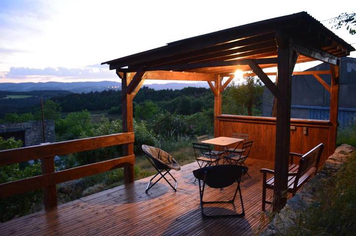 Location de vacances pour 2 personnes, avec Terrasse ainsi que Jardin et Vue à Champis