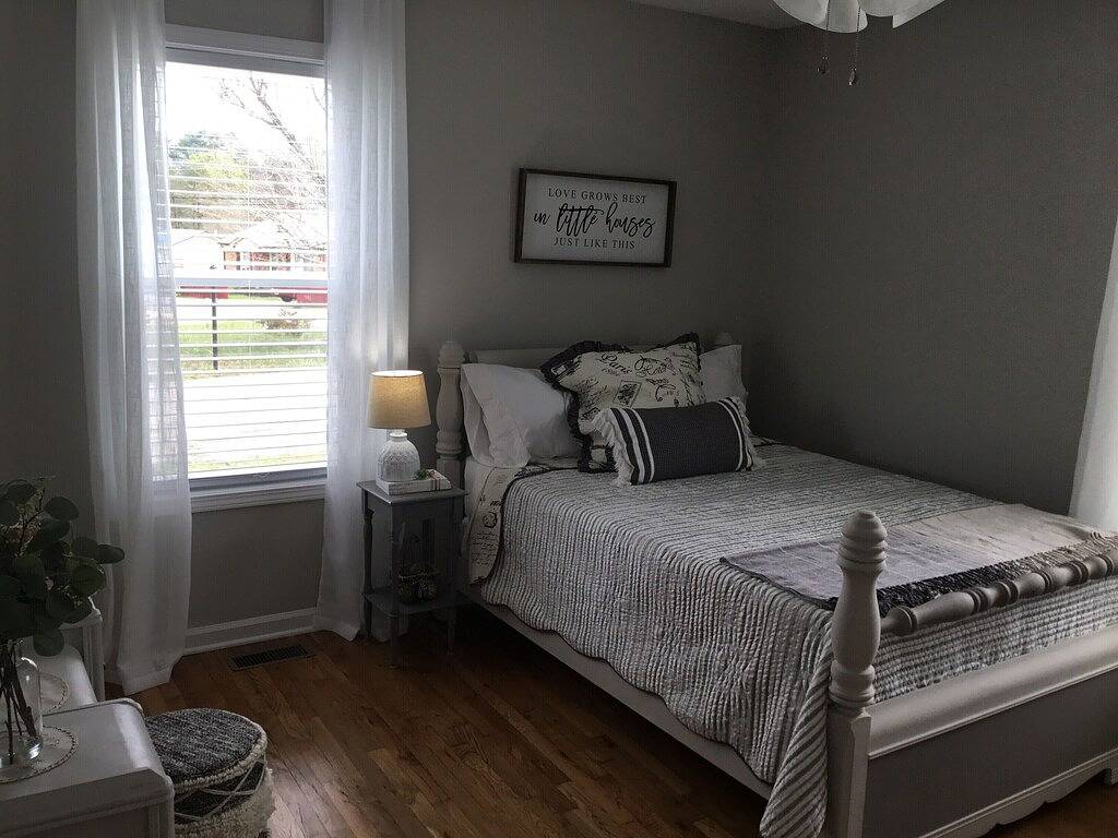 Adorable “Hudson Hideaway Cottage” in Caldwell County