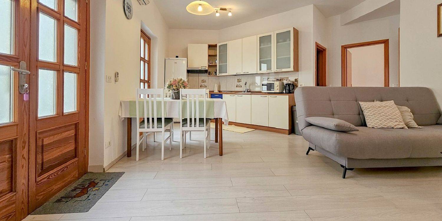 Ganze Wohnung, Charmantes Familienapartment nur 30 Meter zum Strand mit Steingrill in Novigrad, Umag und Umgebung