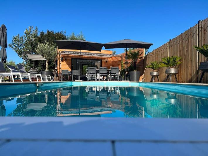 Location de vacances pour 4 personnes, avec vue ainsi que jardin et piscine à Gourgé