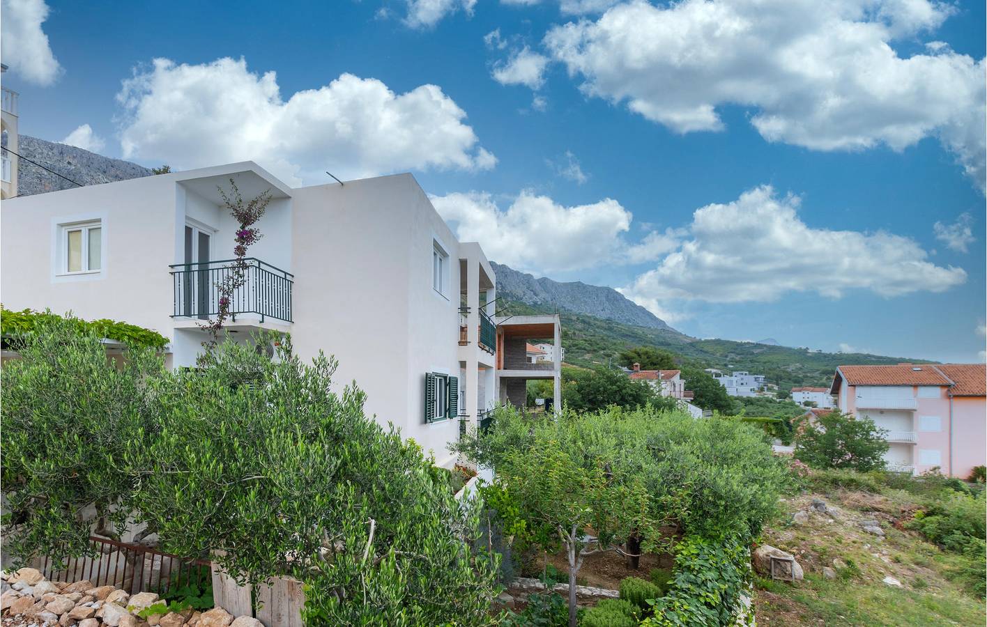 Ganze Ferienwohnung, Urlaub am Meer: Gemütliche Ferienwohnung mit Terrasse und WLAN, 1 km vom Strand entfernt in Jesenice, Split-Dalmatien