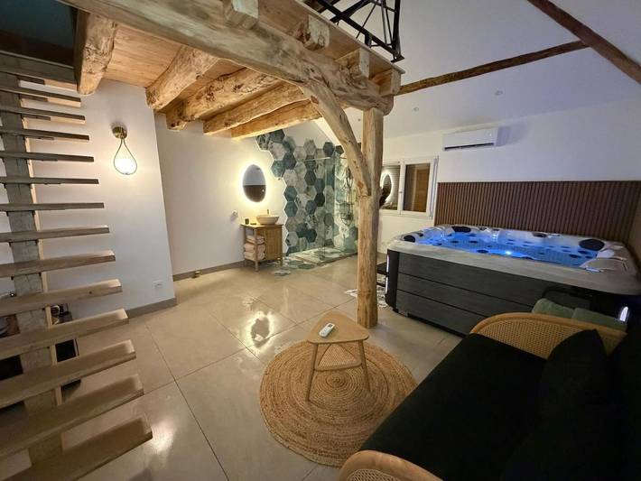 Location de vacances pour 2 personnes, avec jacuzzi et balcon dans La Bâtie-Montgascon