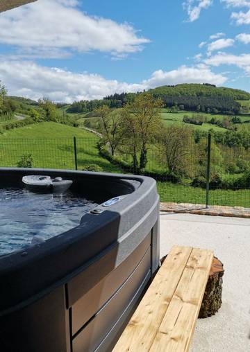Gîte pour 12 personnes, avec terrasse ainsi que jacuzzi et jardin dans la Loire
