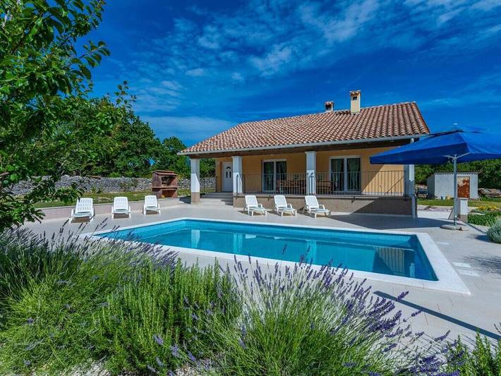 Ferienhaus für 14 Personen, mit Terrasse und Garten sowie Pool in Modrušani