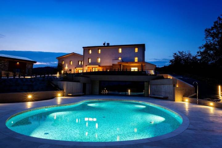 Ferienhaus für 2 Personen, mit Whirlpool und Garten sowie Pool und Sauna