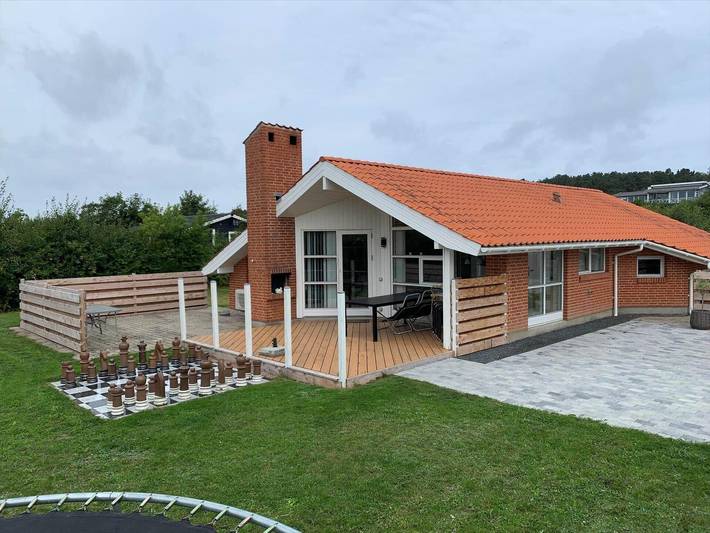 Ferieudlejning for 7 personer, med sauna og terrasse samt jacuzzi i Røsnæs