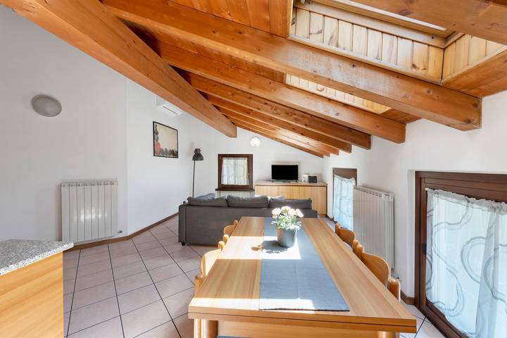 Appartamento intero, Appartamento 'La Mansarda Sul Lago' con Vista Lago, Wi-Fi e Aria Condizionata in Lovere, Lago d'Iseo