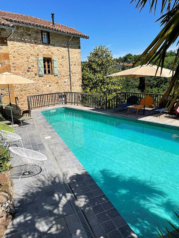 Gîte pour 4 personnes, avec piscine ainsi que terrasse et jardin à Felzins