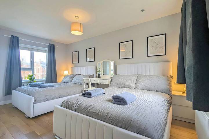 Spacious 5Br home on Marmaduke Street with 2 bathrooms, full kitchen, bright dining area, and private garden. Free on-site parking. Close to city centre, Anfield Stadium, and major attractions—ideal for families, groups, or business stays. in Liverpool, Merseyside