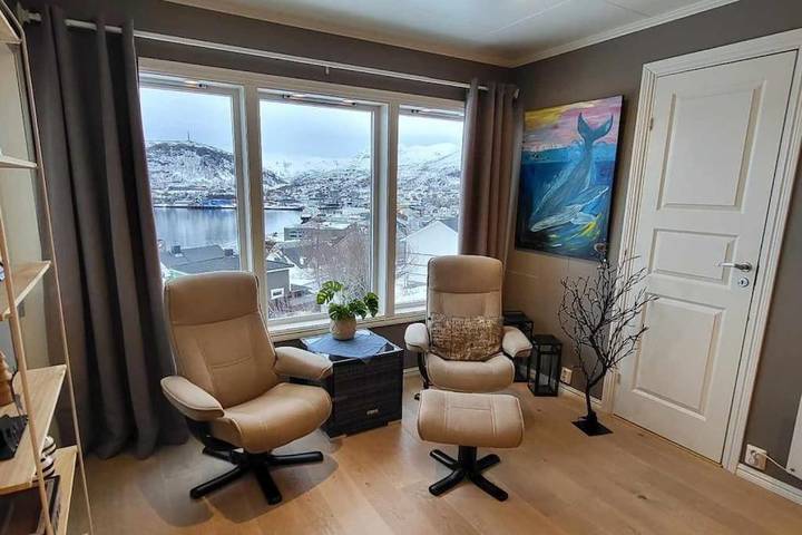 Ferienwohnung für 6 Personen, mit Balkon und Whirlpool sowie Terrasse und Garten in Skjervøy