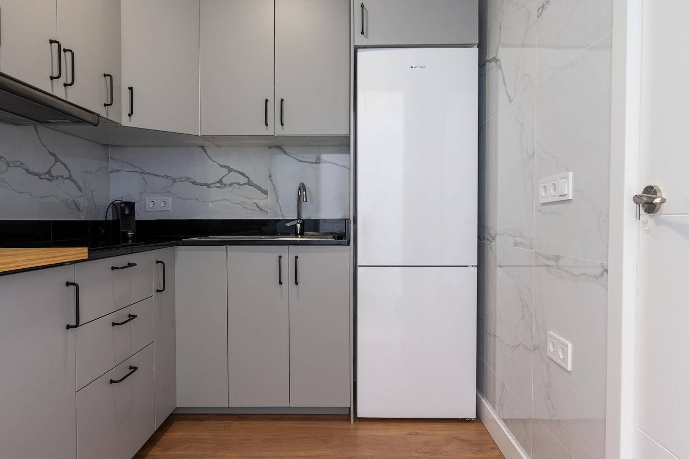 Apartamento entero, Luminoso y Amplio Apartamento con Terraza Privada y Aire Acondicionado en Sevilla in Central Seville, Sevilla