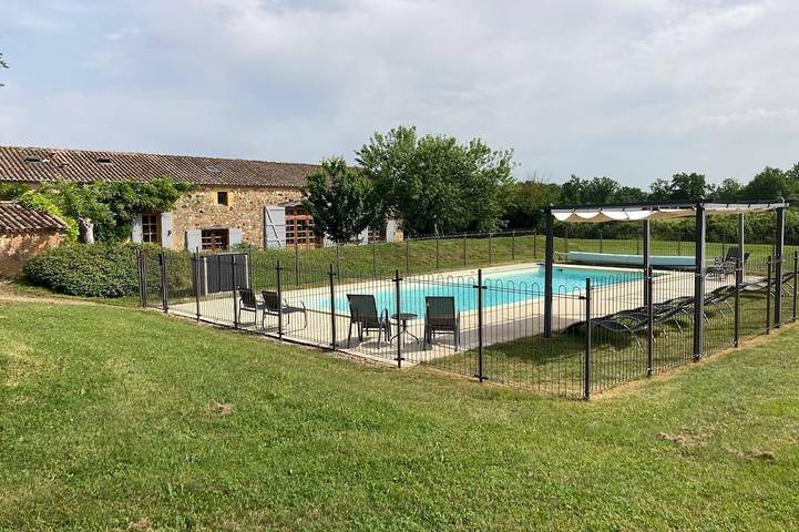 Location de vacances pour 8 personnes, avec Terrasse ainsi que Jardin et Piscine à Sainte-Croix (France)