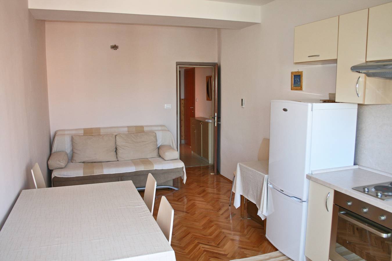 Ganze Wohnung, 2-Zimmer-Ferienwohnung mit Balkon und Meerblick Bilo, Primosten -b in Primosten, Šibenik-Knin