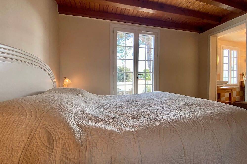 Casa renovada con terraza y jardín cercado a 30m del mar, aparcamiento, wifi in Les Moutiers-en-Retz, Côte de Jade