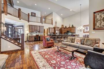 Vacation Rental for 10 Guests in Blue River, Summit County, Picture 2