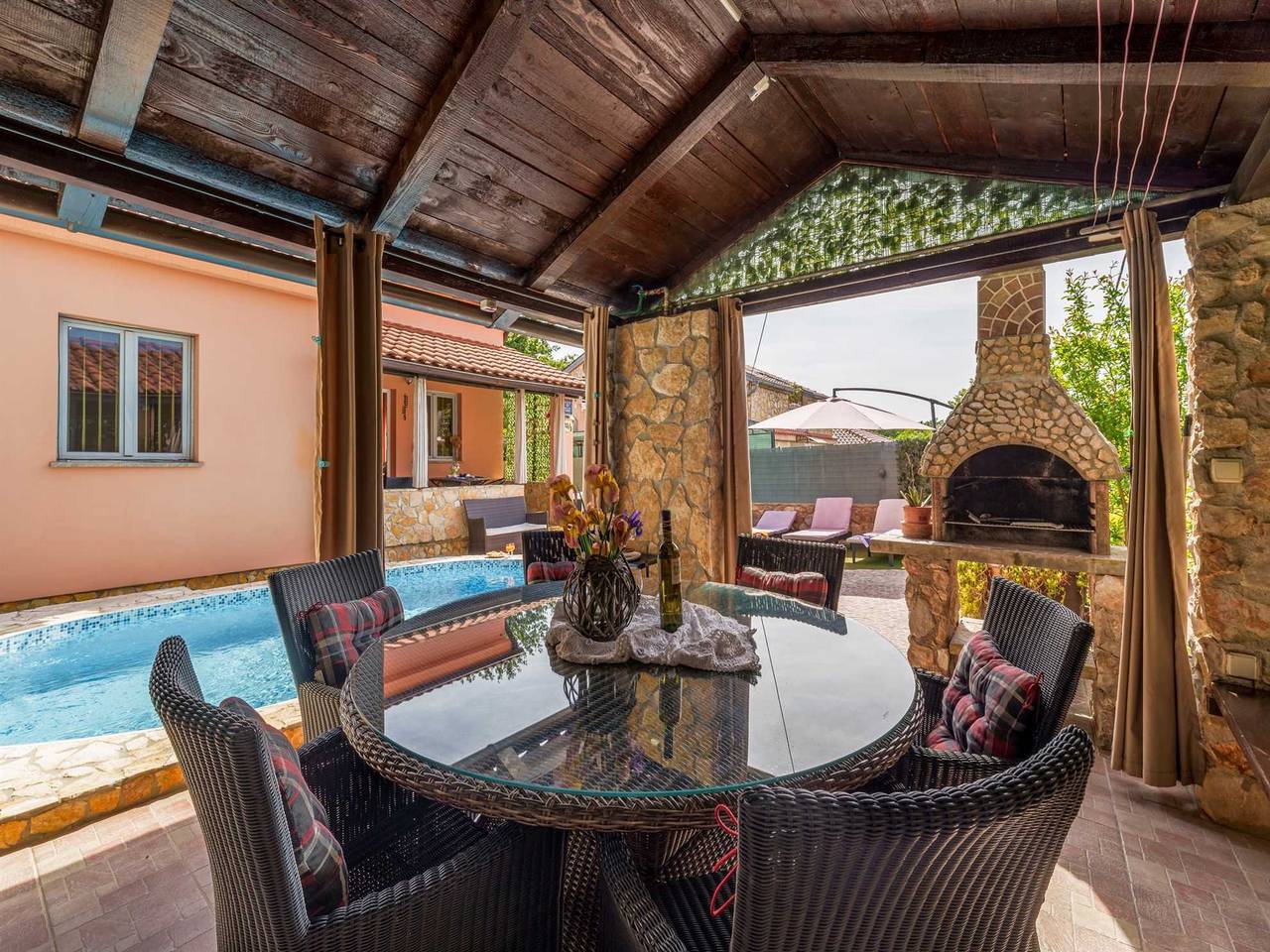 Ferienhaus Ana – Entspannendes Haus mit beheiztem Pool und Jacuzzi in Županje, Polje