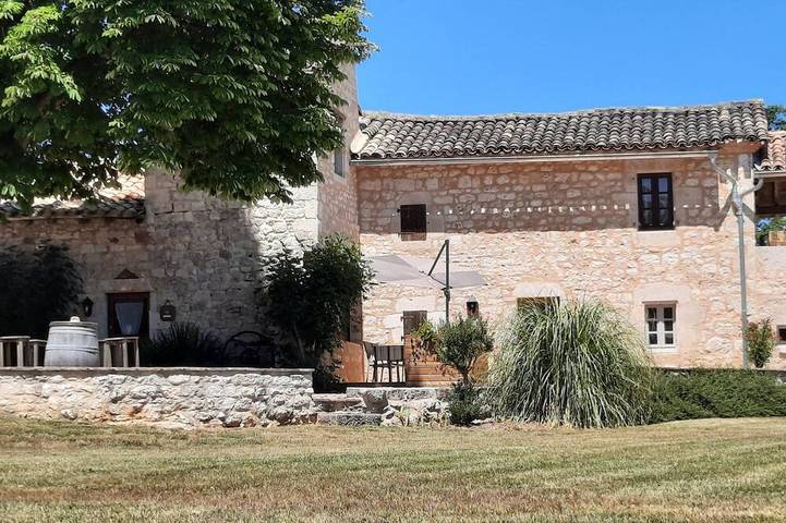 Gîte pour 5 personnes, avec terrasse et piscine ainsi que jardin et jacuzzi - 1