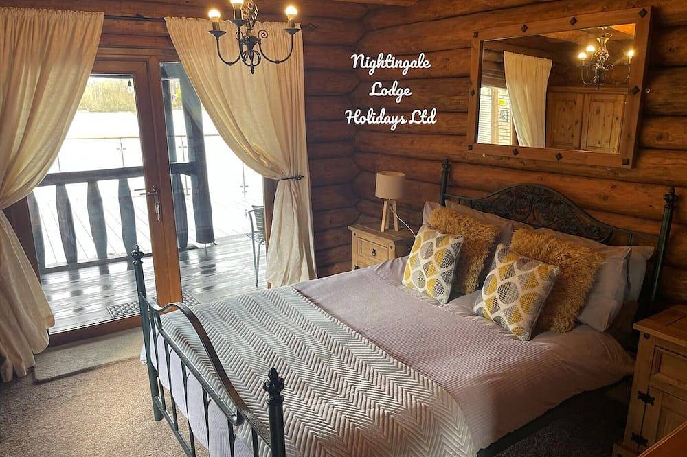 Late deal; 10% discount, Tattershall Lakes, Sleeps 8, Hot tub, Huge fishing deck in Tattershall, Lincolnshire