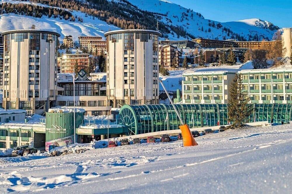 Apartment in the Olympic village near the center 100 meters from the lifts in Sestriere, Via Lattea