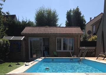 Gîte pour 4 personnes, avec piscine ainsi que jardin et vue à Montévrain