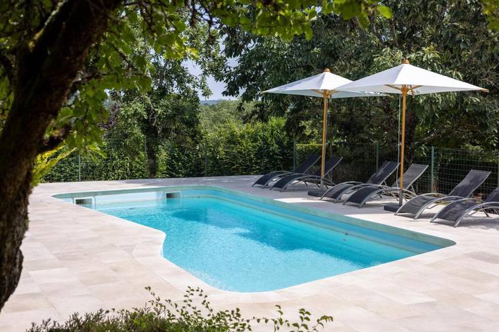 Location de vacances pour 10 personnes, avec Jacuzzi et Terrasse ainsi que Jardin et Piscine à Saint-Martial-de-Valette
