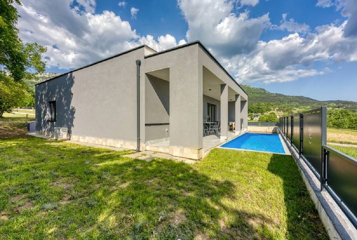 Ferienhaus für 4 Personen, mit Balkon/Terrasse und Garten sowie Pool in Buzet