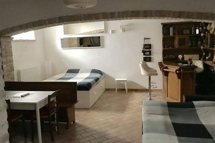 Ganze Wohnung, Moderne Open Space Taverne mit gemeinsamer Gartennutzung in Numana, Riviera del Conero