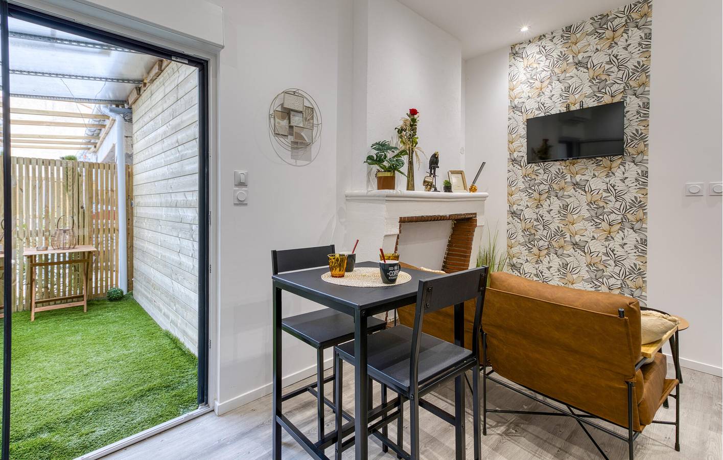 Entire holiday apartment, Cozy Apartment with Garden & WiFi: La Tremblade - 2km to River in La Tremblade, Côte de Beauté