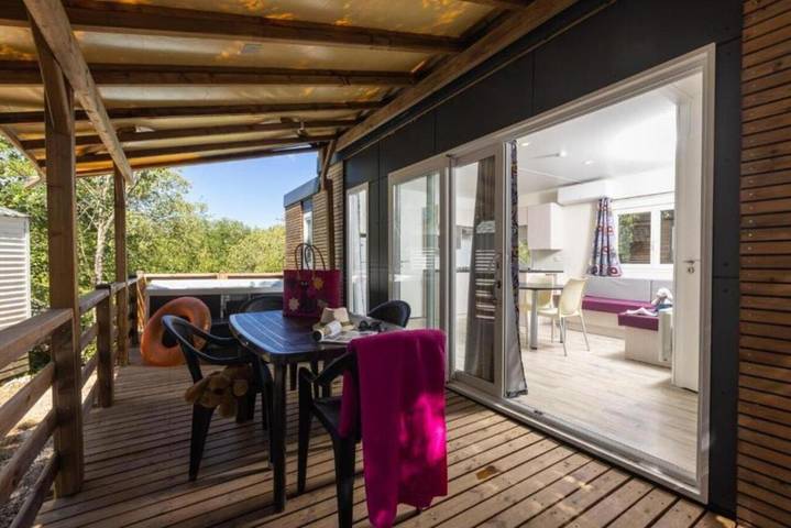Camping pour 5 personnes, avec terrasse ainsi que piscine et jacuzzi, animaux acceptés