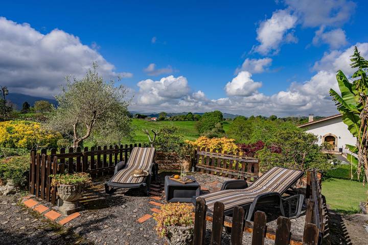 Agriturismo per 6 persone, con Balcone e Giardino a Nava