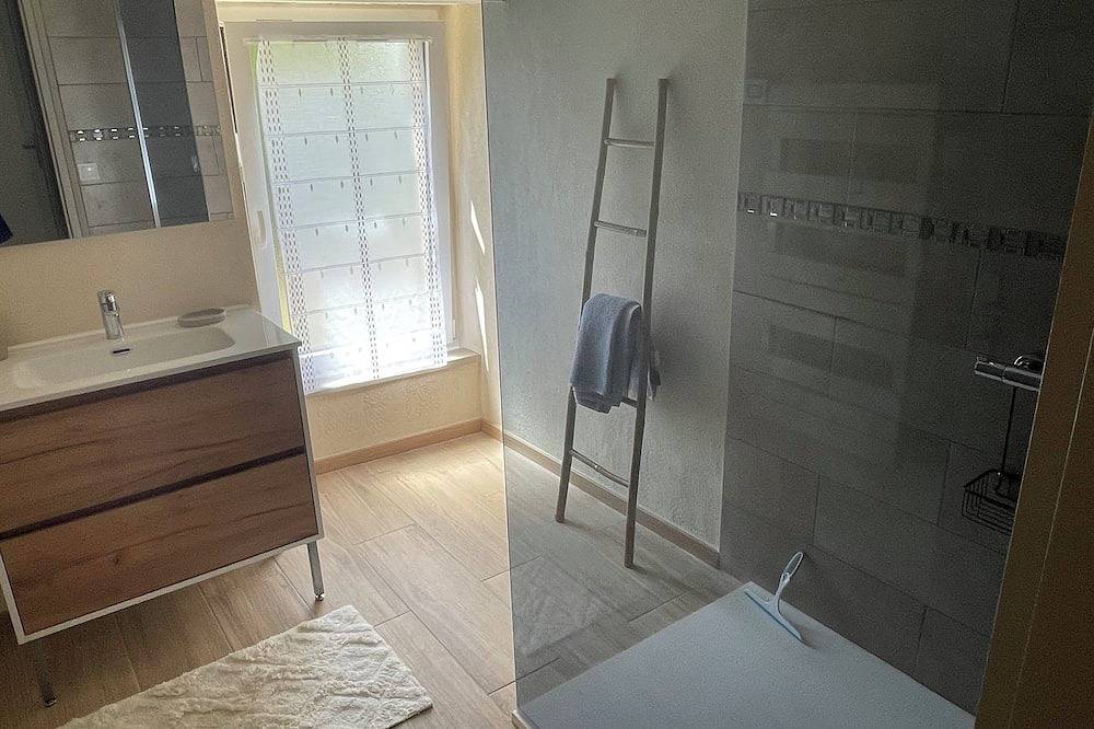 Country gite with view of Monflanquin in Monflanquin, Villeneuve-sur-Lot region