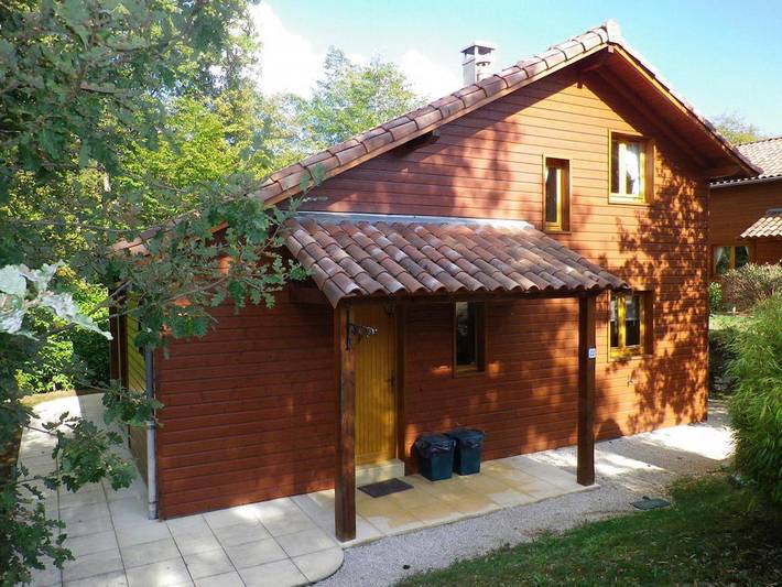 Chalet pour 4 personnes, avec jardin ainsi que piscine et terrasse, animaux acceptés