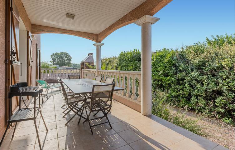 Orbside Villa : 120m² avec parking, TV, jardin et piscine. in Cessenon-sur-Orb, Côte méditerranéenne (France)