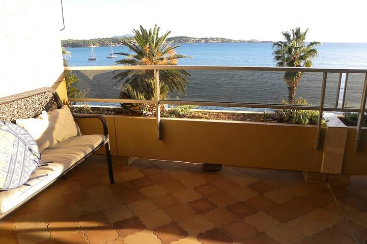 Ganze Wohnung, 2-Zimmer-Apartment, + Terrasse 12 m² - Meerseite, Blick auf den Sandstrand in Bandol, Mittelmeerküste (Frankreich)