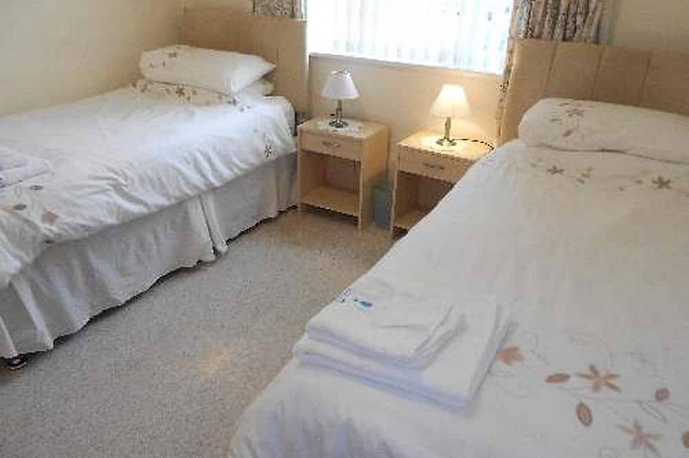 Lovely Bungalow Just 200 Yards From Seafront With Garden in Mudeford, Christchurch