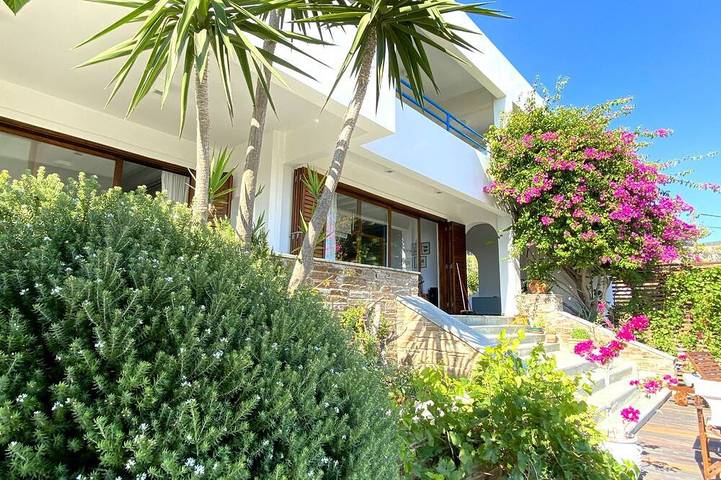 Location de vacances pour 8 personnes, avec balcon et jardin dans Carystos