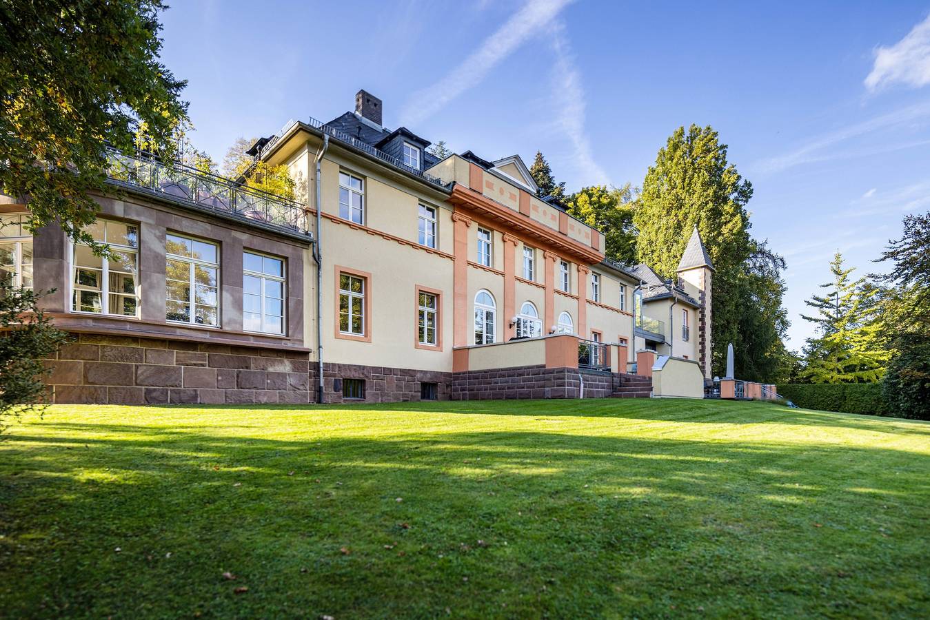 Ganze Wohnung, Panorama penthouse in wunderschöner villa in Brasselsberg, Kassel