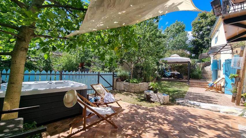 Ferienhaus für 6 Personen, mit Garten und Whirlpool