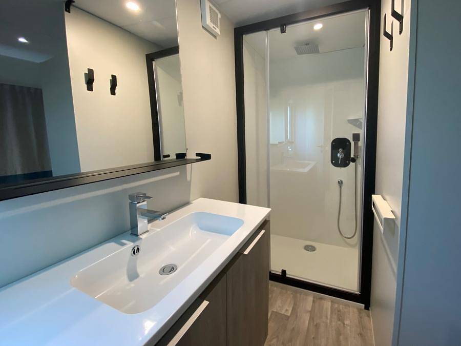 Camping Le Helles  - Mobilhome 4 personnes - Mobil-home | Premium | 2 Ch. | 4 Pers. | Terrasse surélevée | 2 Sdb | Tv in Combrit, Côte de Cornouaille