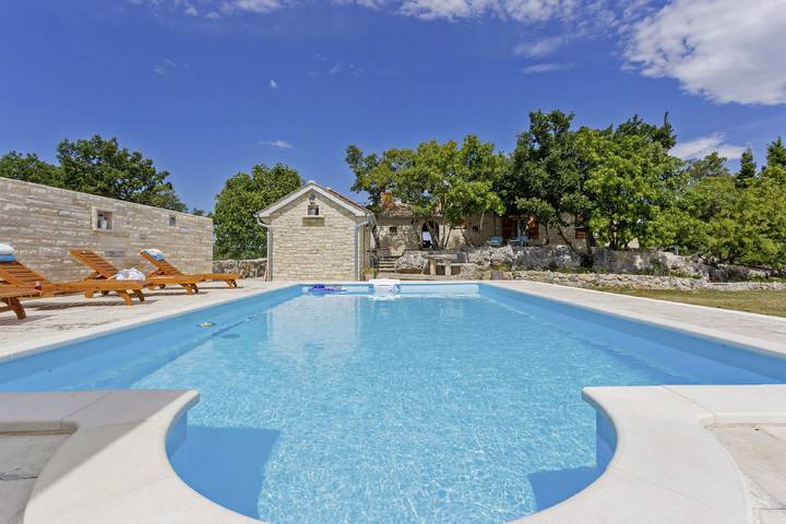 Villa für 7 Personen, mit Garten und Pool sowie Sauna, mit Haustier in Zadar